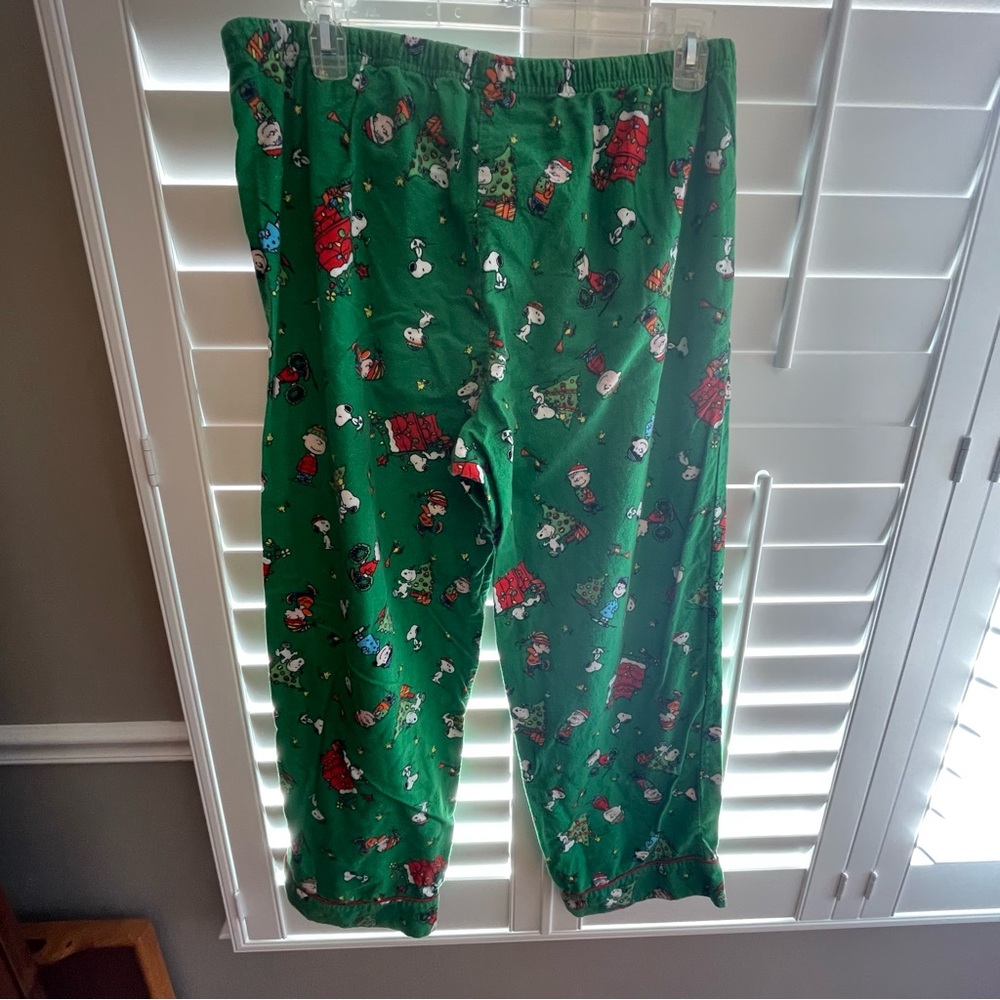 Peanuts Festive Green Pajama Set - Picture 9 of 9